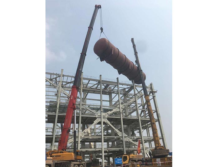 300噸吊車租賃助力大型氣化爐吊裝現(xiàn)場